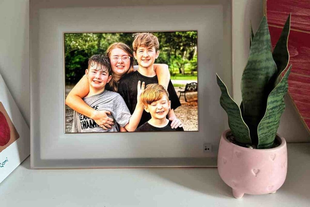 aura frame aura frame digital photo frame showing photos that can be shared