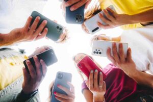 feature image teens and social media teenagers on phone