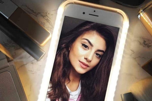 Light Up Phone Case for Teen Girls - Teen Girl Gift Guide lightupphonecaseteengirltechgift