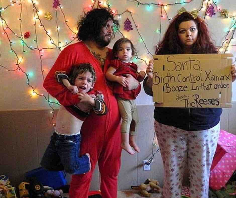 realistic christmas card family picture funnyparentingchristmasphotos