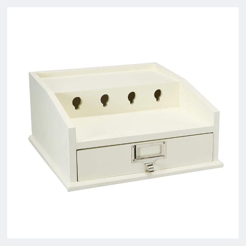 This valet organizes your devices to neatly allow you to charge your phones. This is great for home organization and tidying up! #tidyup #marikondo #homeorganization #tech #technology phone-charging-organizer-