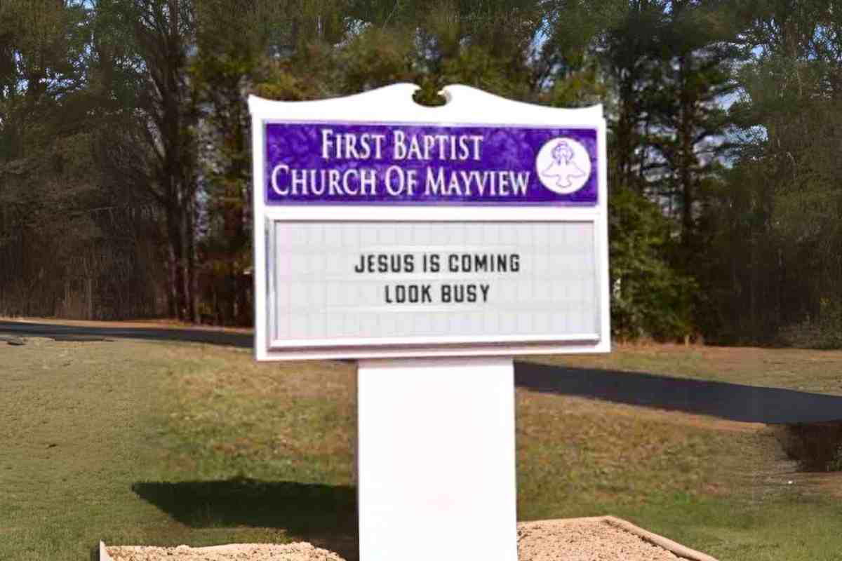 jesus is coming look busy church sign A church sign humorously reminding everyone that "Jesus is coming, look busy" against a backdrop of trees.