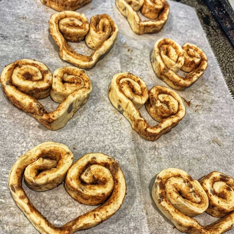 make heart cinnamon rolls