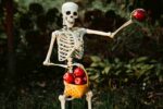 halloween skeletons yard ideas feature image